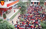 Học sinh Hà Nội thích thú thi gói bánh chưng, giã bánh dày, viết thư pháp